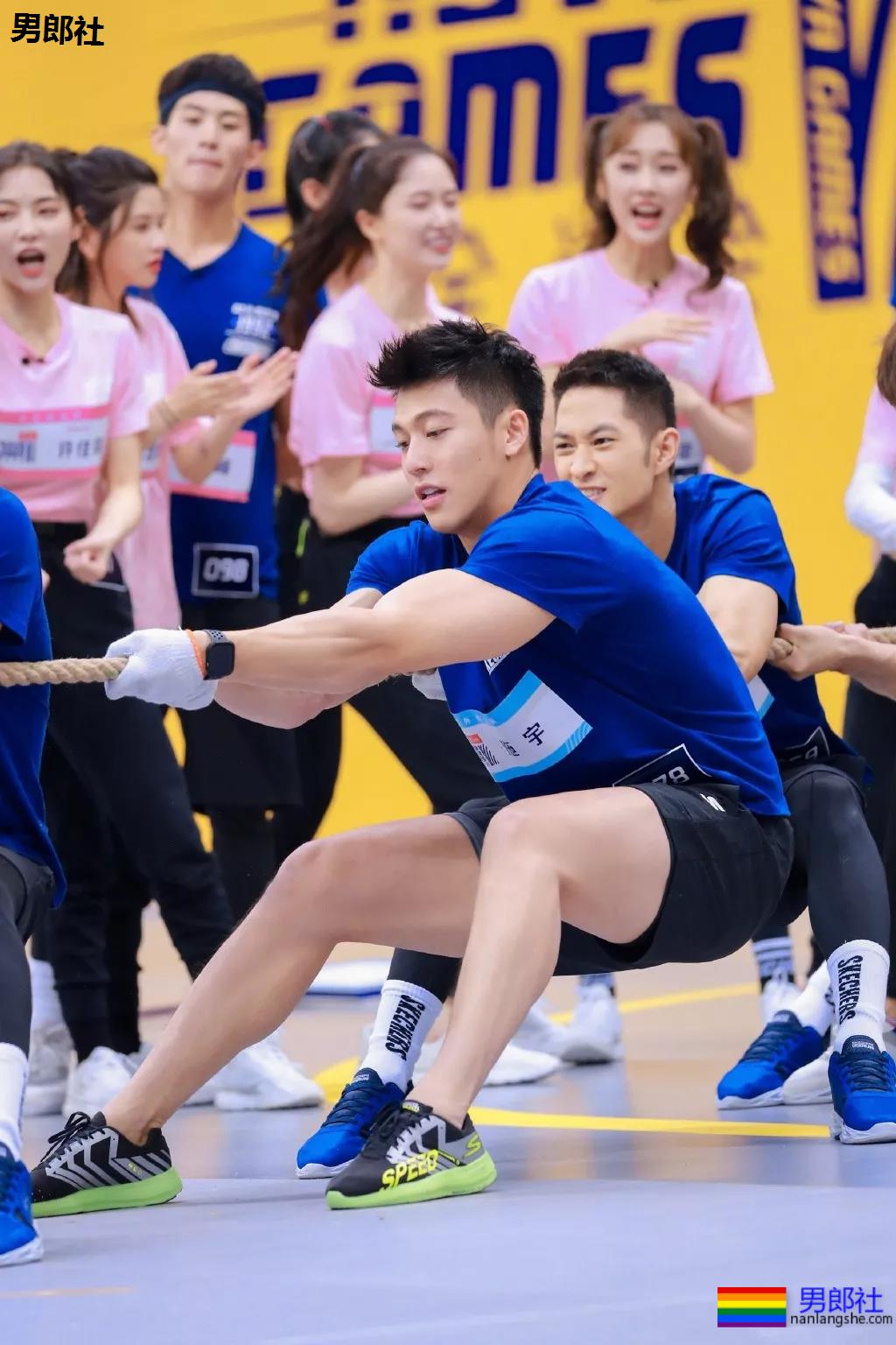 185攻腰大胸肌肉男,粗壮的大腿撑破短裤! - 51虹马 185攻腰大胸肌肉男,粗壮的大腿撑破短裤! - 51虹马