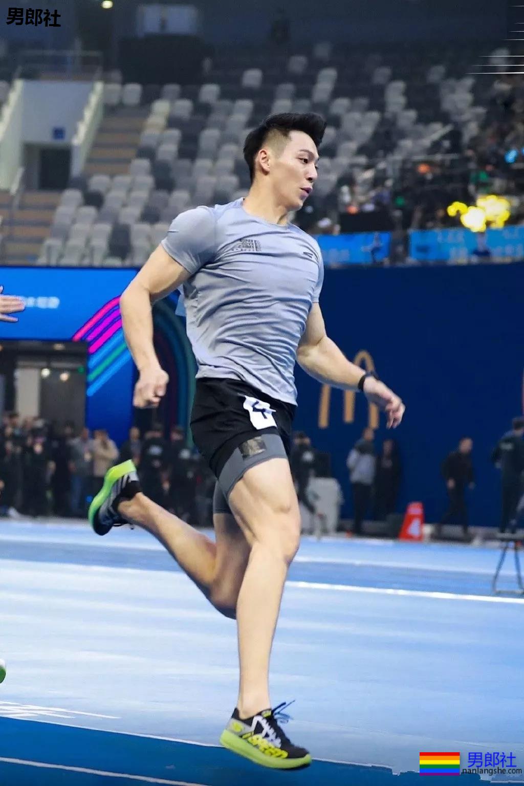 185攻腰大胸肌肉男,粗壮的大腿撑破短裤! - 51虹马 185攻腰大胸肌肉男,粗壮的大腿撑破短裤! - 51虹马