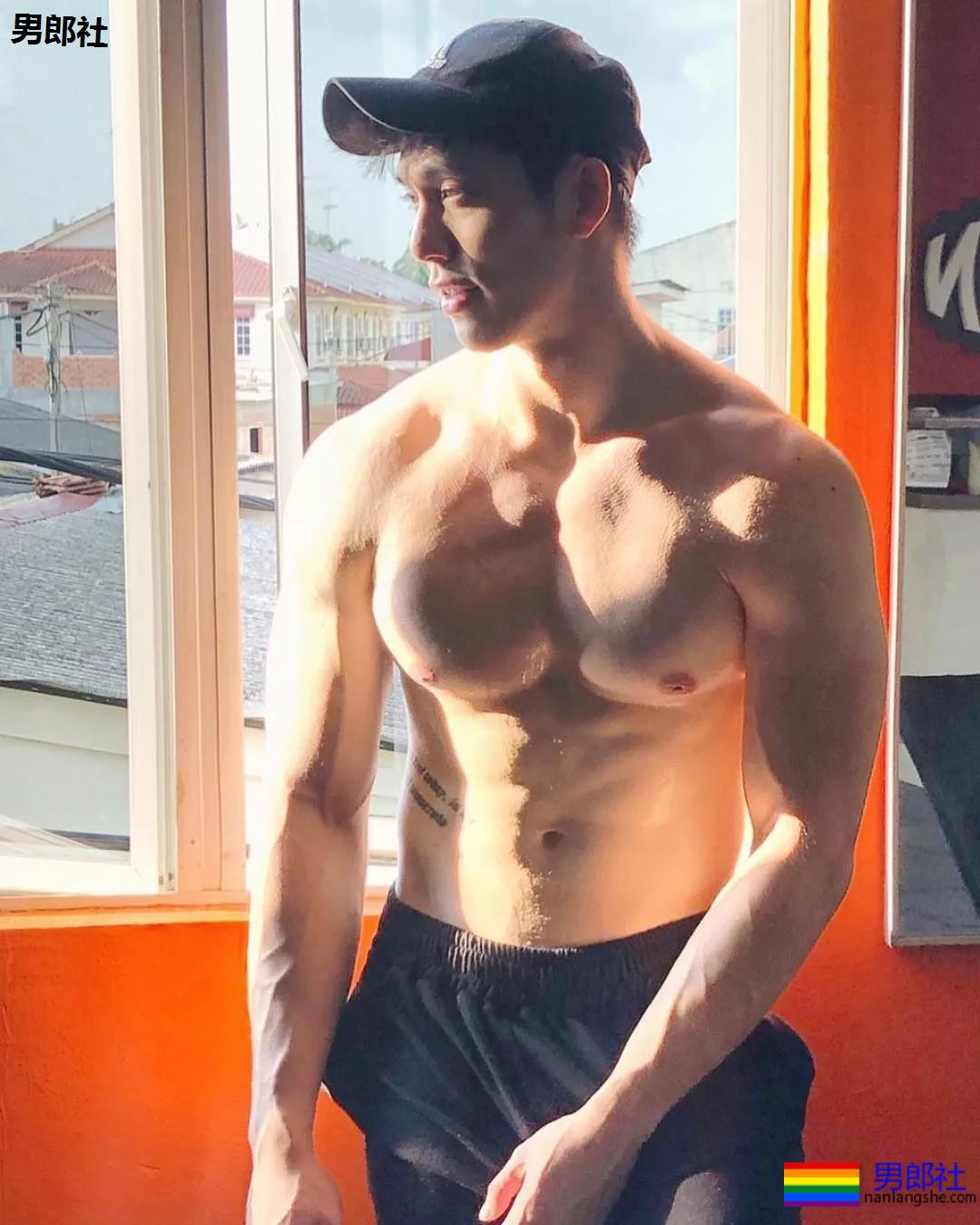 185攻腰大胸肌肉男,粗壮的大腿撑破短裤! - 51虹马 185攻腰大胸肌肉男,粗壮的大腿撑破短裤! - 51虹马