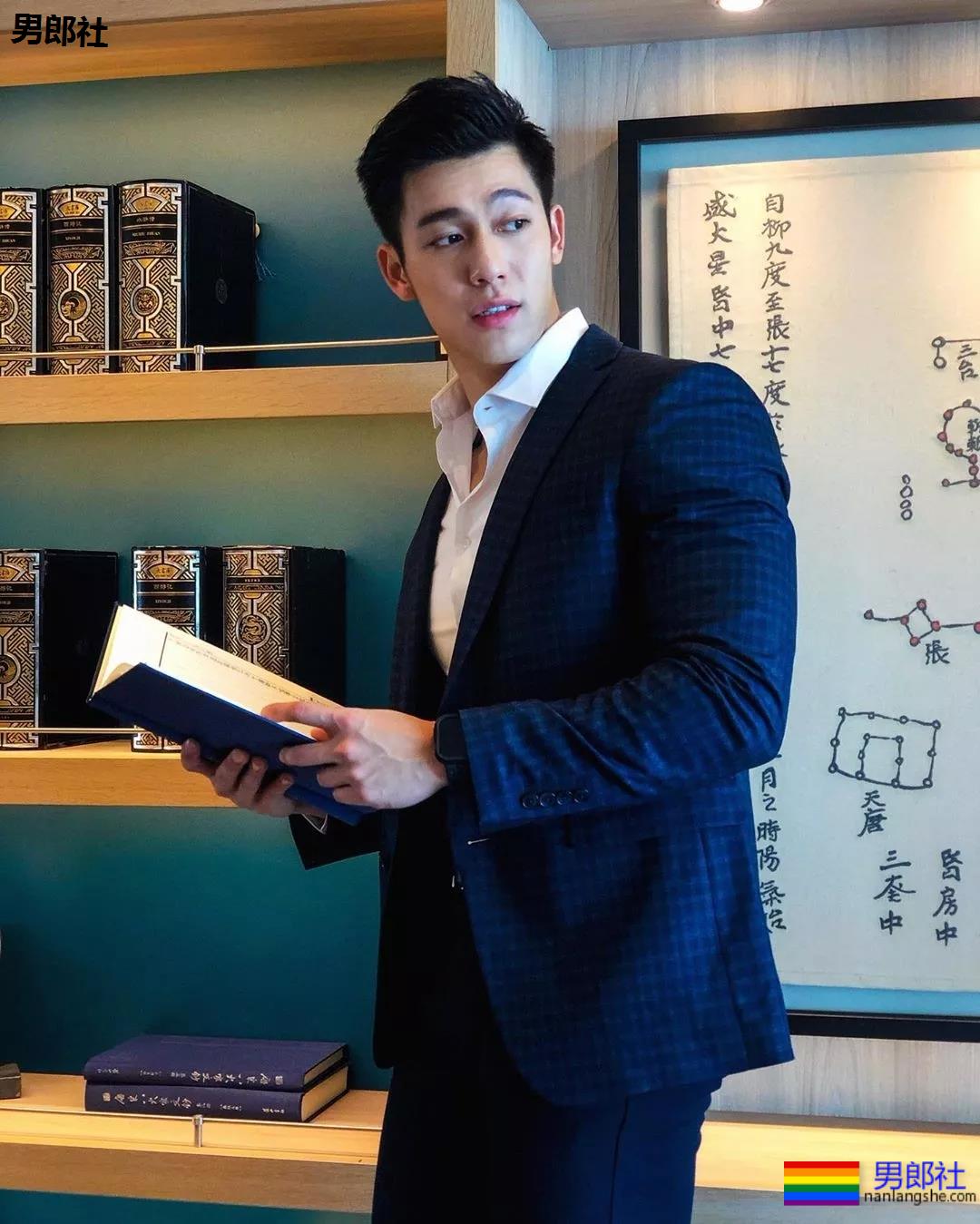 185攻腰大胸肌肉男,粗壮的大腿撑破短裤! - 51虹马 185攻腰大胸肌肉男,粗壮的大腿撑破短裤! - 51虹马