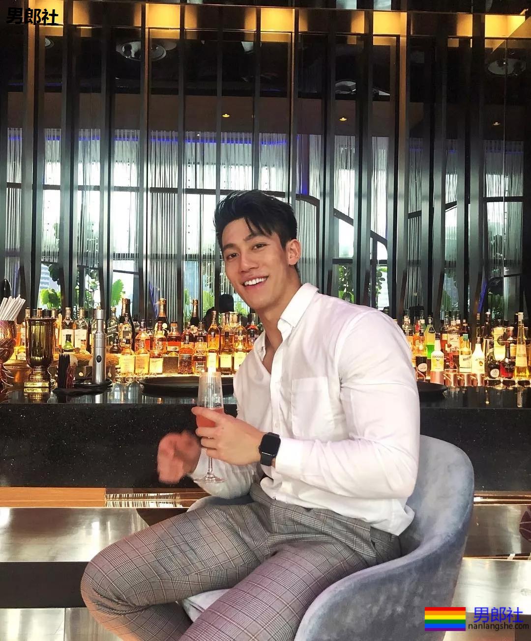 185攻腰大胸肌肉男,粗壮的大腿撑破短裤! - 51虹马 185攻腰大胸肌肉男,粗壮的大腿撑破短裤! - 51虹马