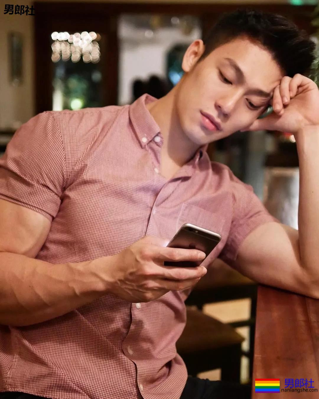 185攻腰大胸肌肉男,粗壮的大腿撑破短裤! - 51虹马 185攻腰大胸肌肉男,粗壮的大腿撑破短裤! - 51虹马