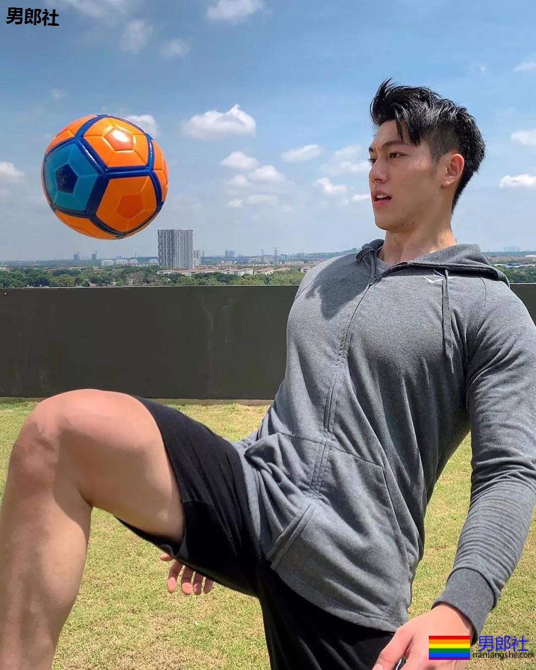 185攻腰大胸肌肉男,粗壮的大腿撑破短裤! - 51虹马 185攻腰大胸肌肉男,粗壮的大腿撑破短裤! - 51虹马