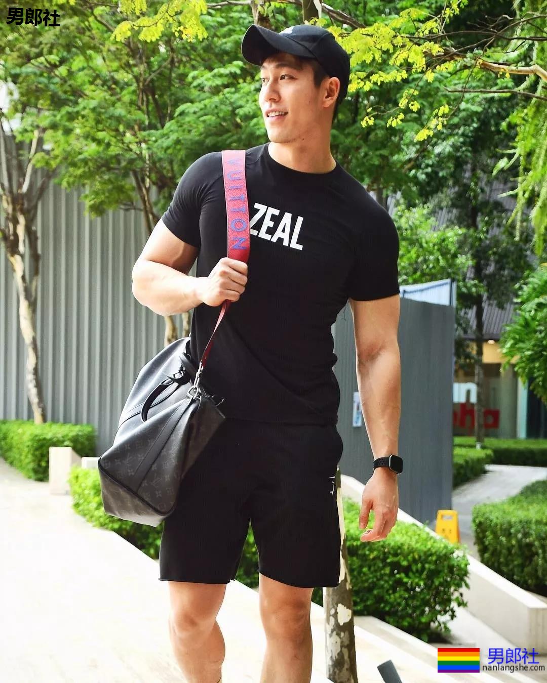 185攻腰大胸肌肉男,粗壮的大腿撑破短裤! - 51虹马 185攻腰大胸肌肉男,粗壮的大腿撑破短裤! - 51虹马