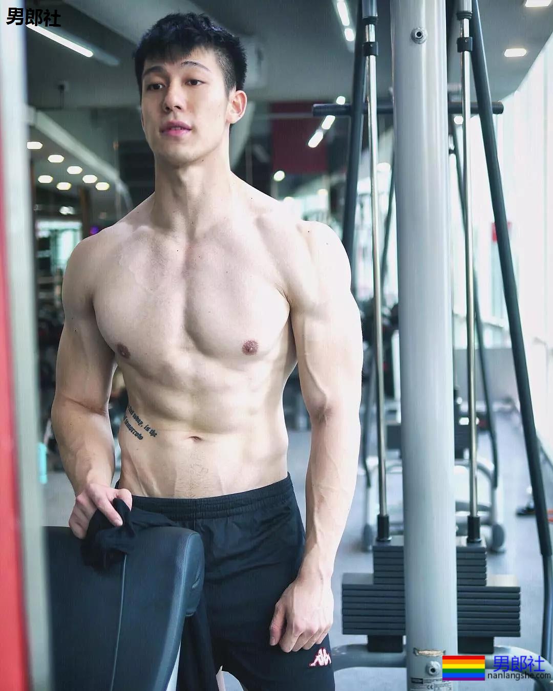 185攻腰大胸肌肉男,粗壮的大腿撑破短裤! - 51虹马 185攻腰大胸肌肉男,粗壮的大腿撑破短裤! - 51虹马