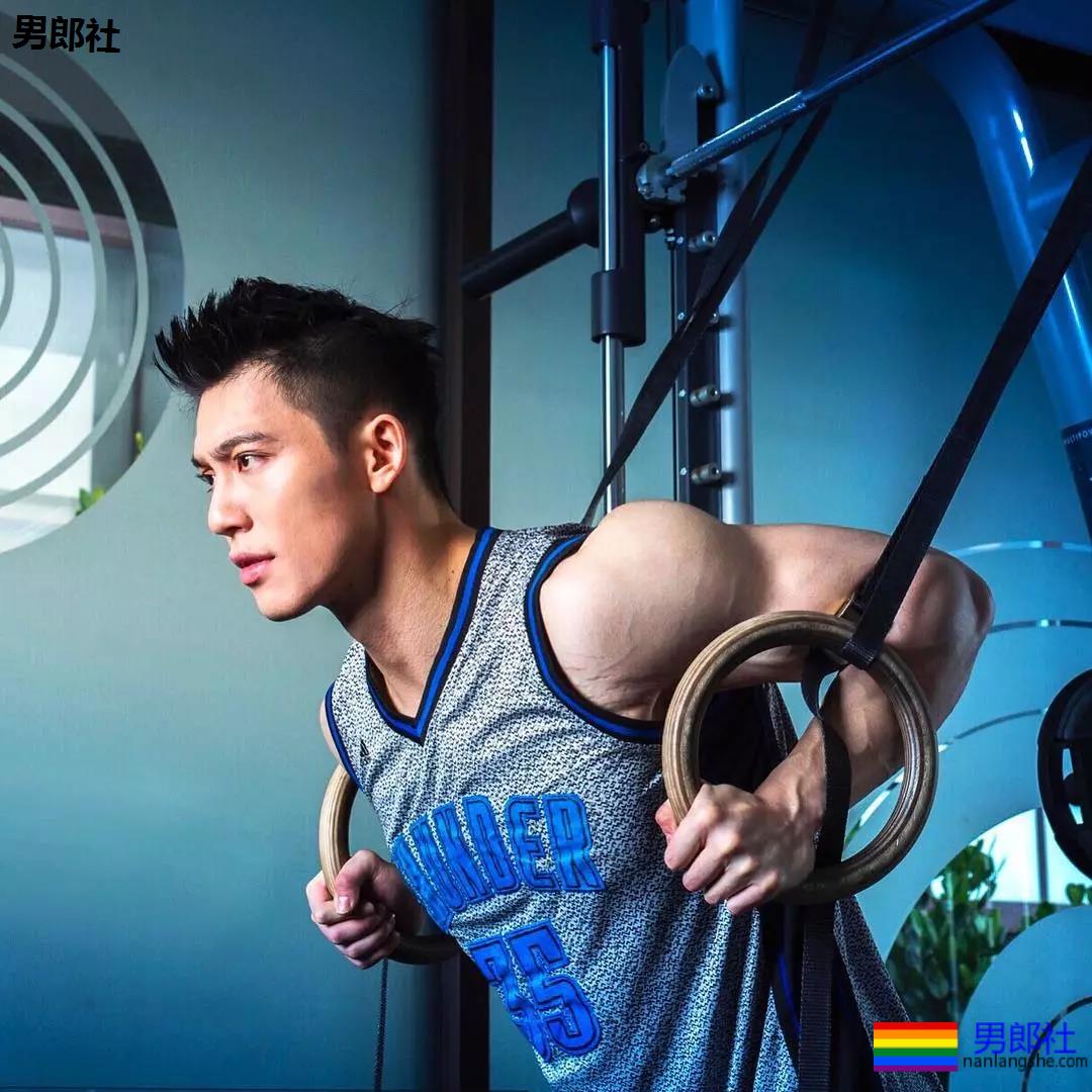 185攻腰大胸肌肉男,粗壮的大腿撑破短裤! - 51虹马 185攻腰大胸肌肉男,粗壮的大腿撑破短裤! - 51虹马