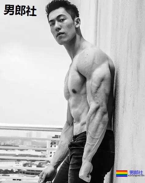 185攻腰大胸肌肉男,粗壮的大腿撑破短裤! - 51虹马 185攻腰大胸肌肉男,粗壮的大腿撑破短裤! - 51虹马