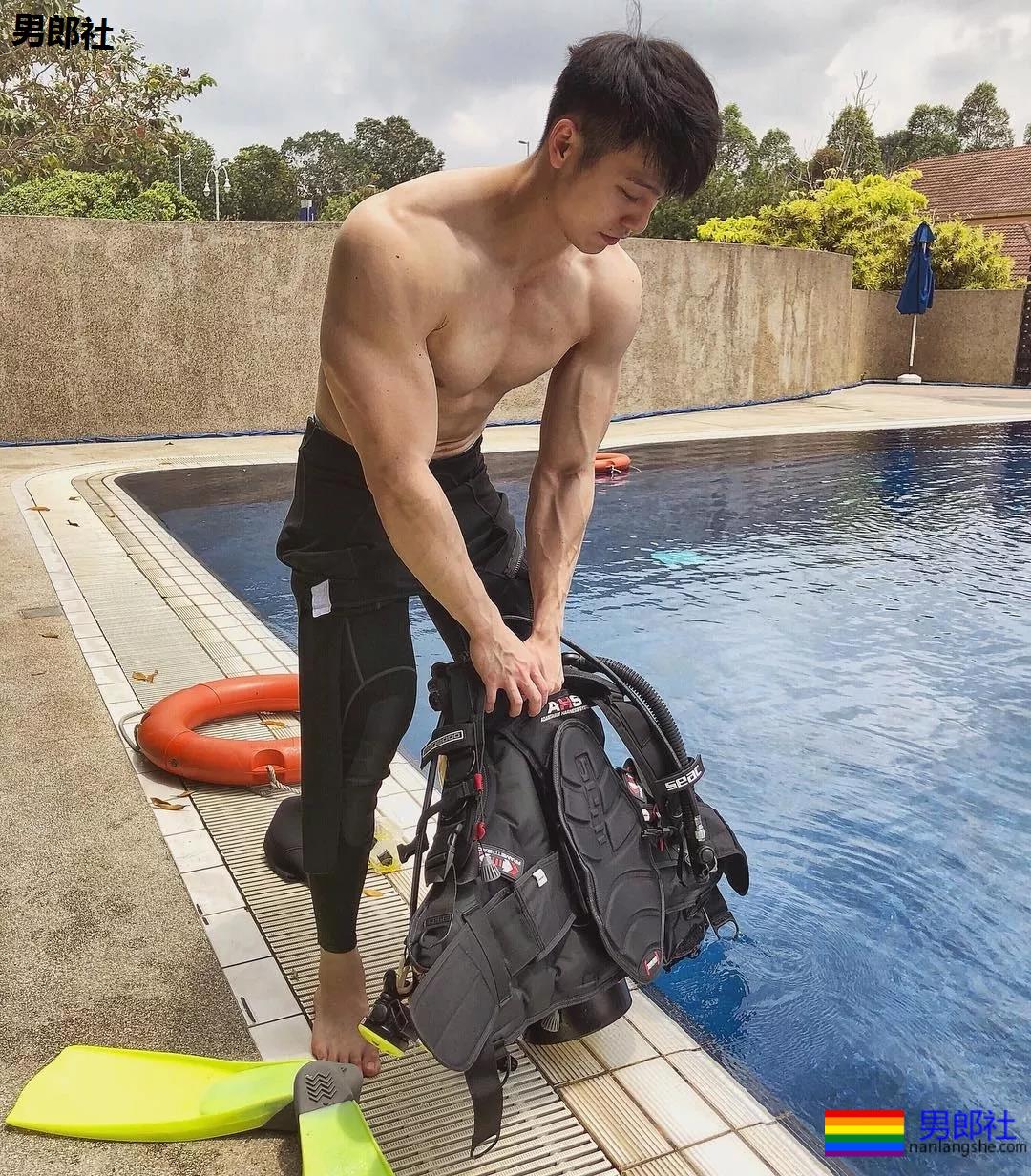 185攻腰大胸肌肉男,粗壮的大腿撑破短裤! - 51虹马 185攻腰大胸肌肉男,粗壮的大腿撑破短裤! - 51虹马