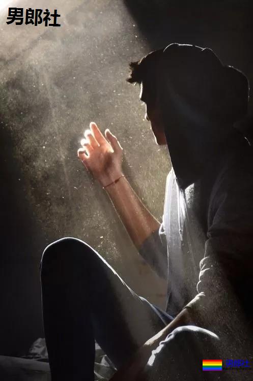 22岁帅小伙Instagram上晒自拍，遭四男子绑架性侵 - 51虹马