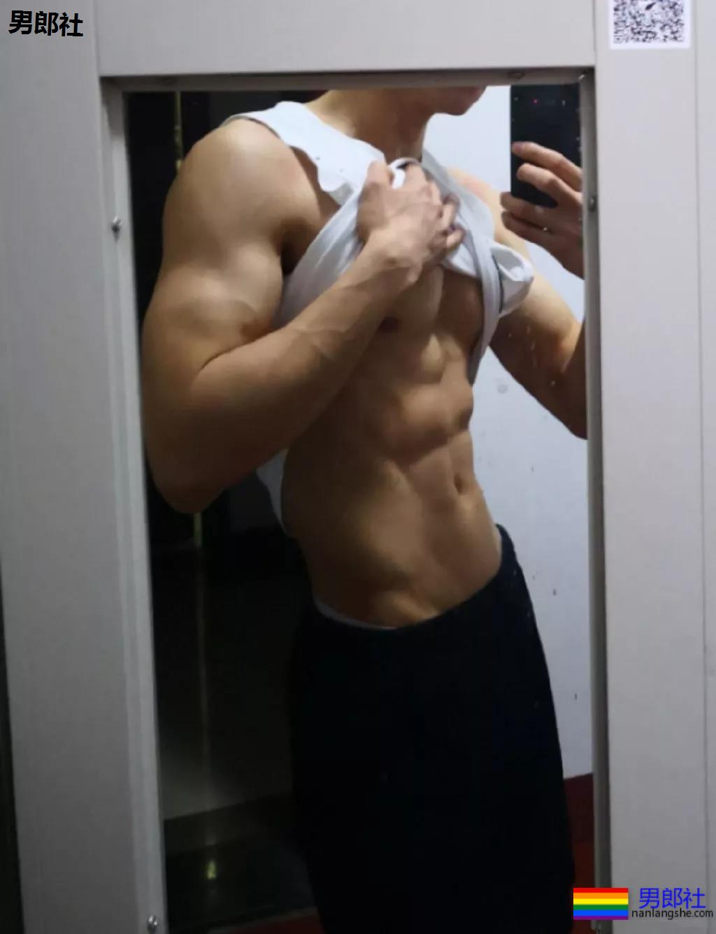 A爆筋肉小鋼炮一网打尽!“巧克力腹肌大赛”,堪称肉体盛宴! - 51虹马 A爆筋肉小鋼炮一网打尽!“巧克力腹肌大赛”,堪称肉体盛宴! - 51虹马