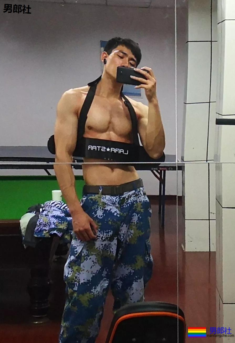 A爆筋肉小鋼炮一网打尽!“巧克力腹肌大赛”,堪称肉体盛宴! - 51虹马 A爆筋肉小鋼炮一网打尽!“巧克力腹肌大赛”,堪称肉体盛宴! - 51虹马