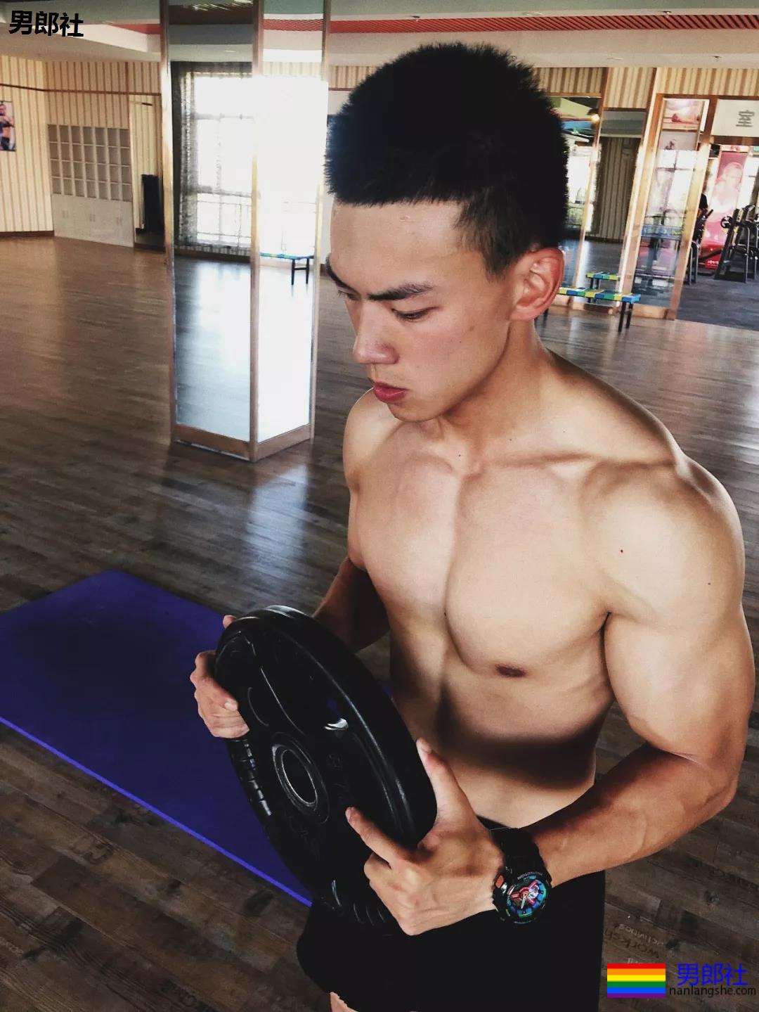 A爆筋肉小鋼炮一网打尽!“巧克力腹肌大赛”,堪称肉体盛宴! - 51虹马 A爆筋肉小鋼炮一网打尽!“巧克力腹肌大赛”,堪称肉体盛宴! - 51虹马