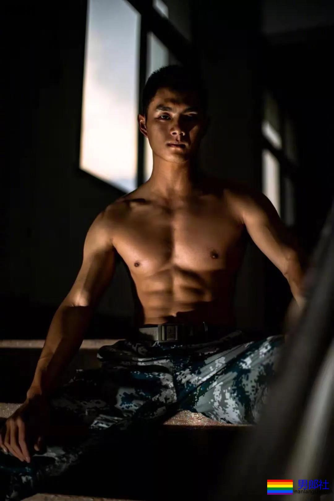 A爆筋肉小鋼炮一网打尽!“巧克力腹肌大赛”,堪称肉体盛宴! - 51虹马 A爆筋肉小鋼炮一网打尽!“巧克力腹肌大赛”,堪称肉体盛宴! - 51虹马