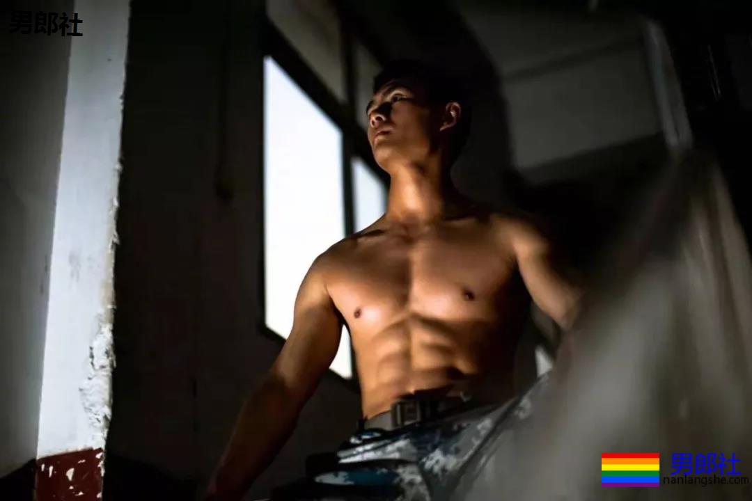 A爆筋肉小鋼炮一网打尽!“巧克力腹肌大赛”,堪称肉体盛宴! - 51虹马 A爆筋肉小鋼炮一网打尽!“巧克力腹肌大赛”,堪称肉体盛宴! - 51虹马