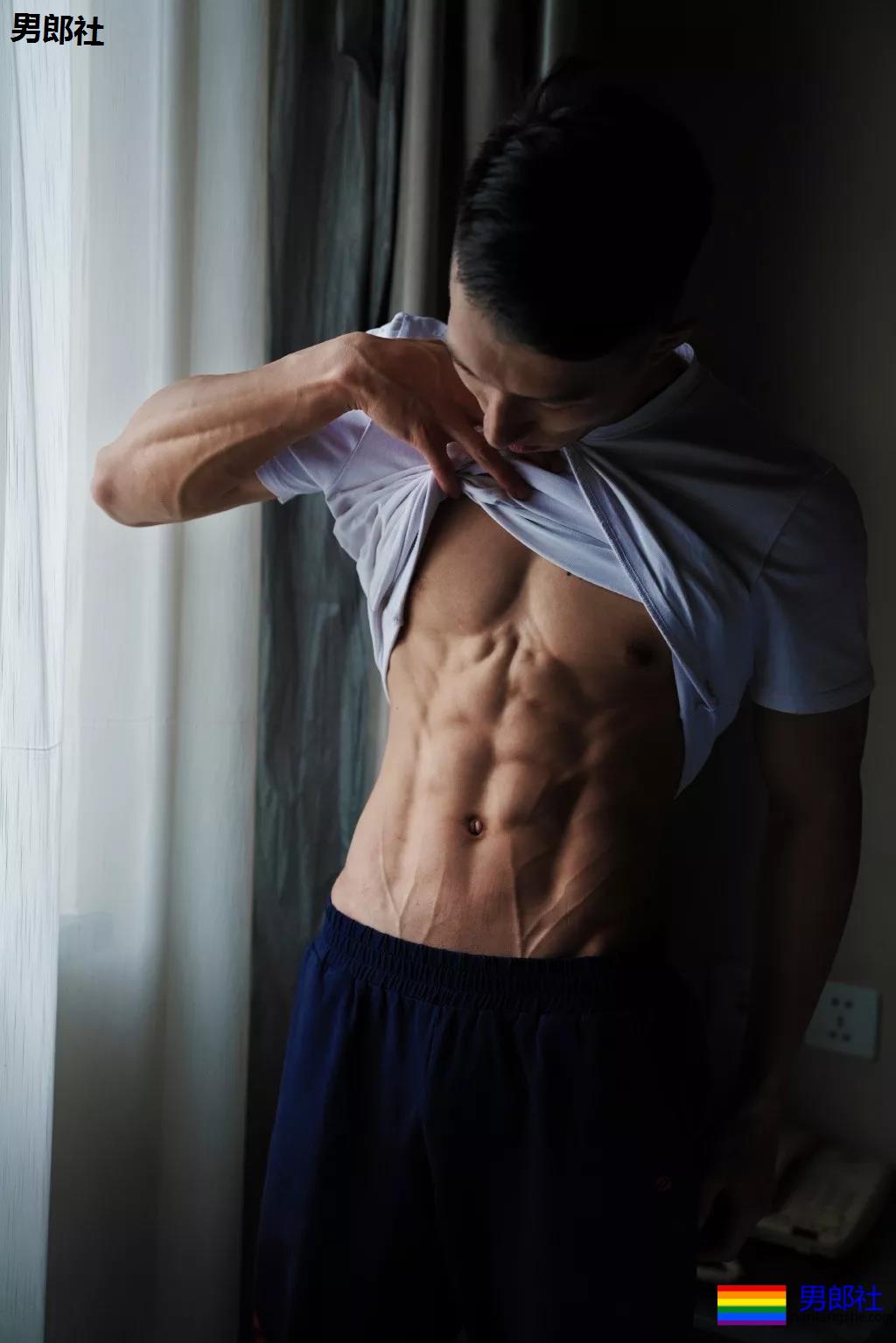 A爆筋肉小鋼炮一网打尽!“巧克力腹肌大赛”,堪称肉体盛宴! - 51虹马 A爆筋肉小鋼炮一网打尽!“巧克力腹肌大赛”,堪称肉体盛宴! - 51虹马