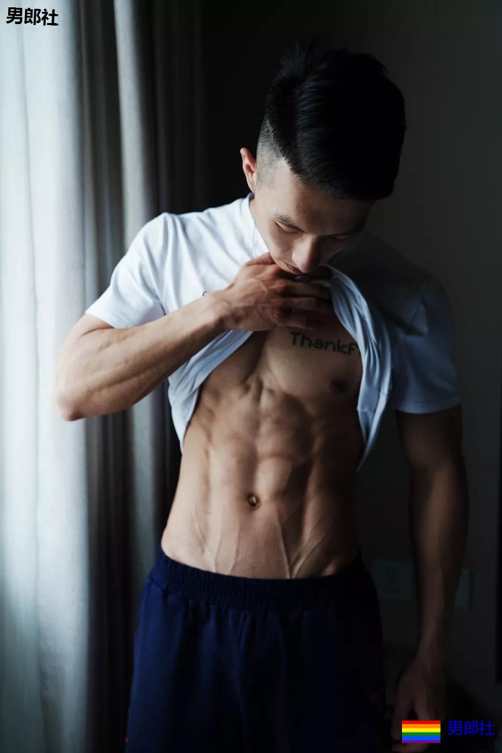 A爆筋肉小鋼炮一网打尽!“巧克力腹肌大赛”,堪称肉体盛宴! - 51虹马 A爆筋肉小鋼炮一网打尽!“巧克力腹肌大赛”,堪称肉体盛宴! - 51虹马