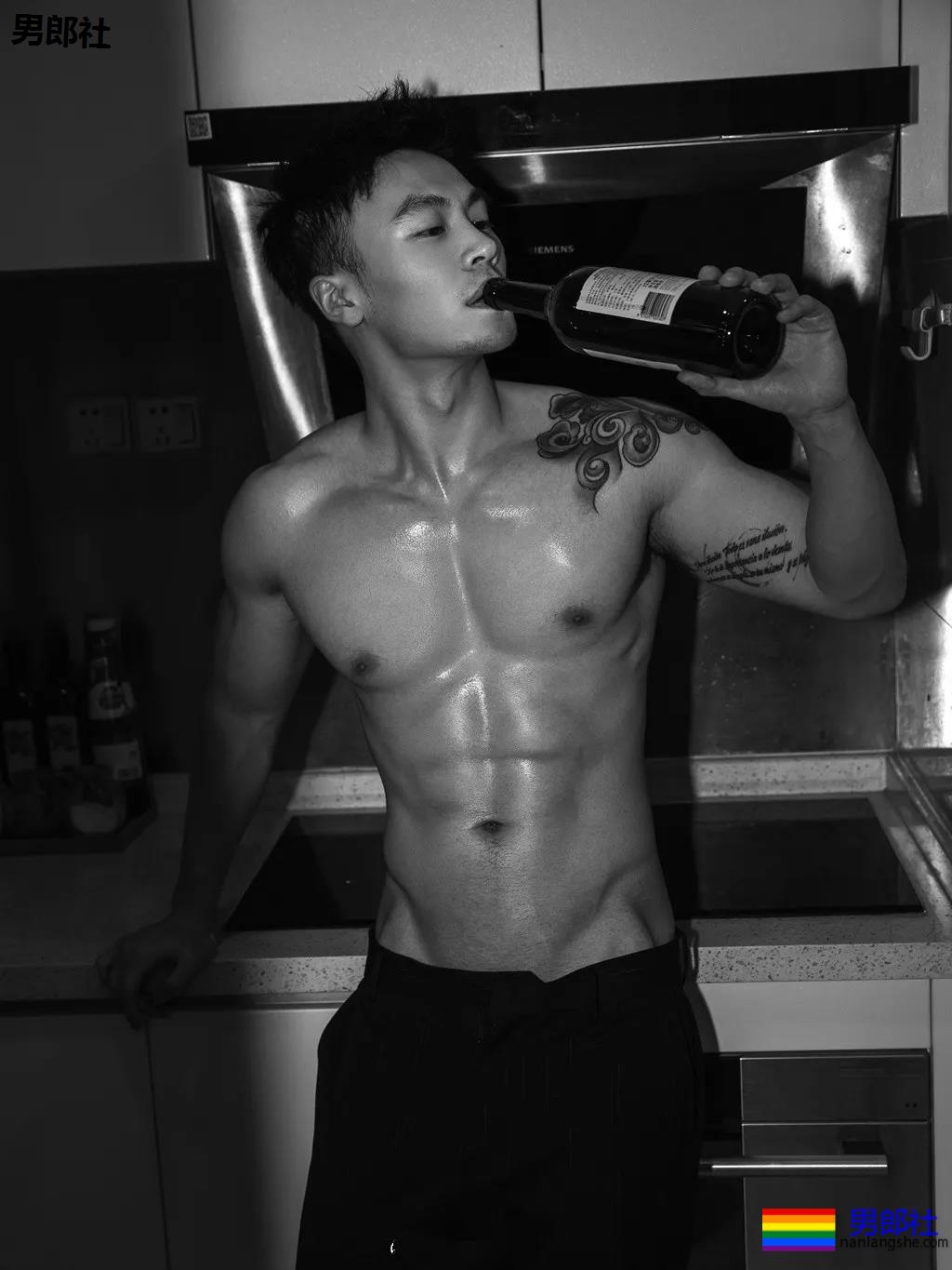 A爆筋肉小鋼炮一网打尽!“巧克力腹肌大赛”,堪称肉体盛宴! - 51虹马 A爆筋肉小鋼炮一网打尽!“巧克力腹肌大赛”,堪称肉体盛宴! - 51虹马