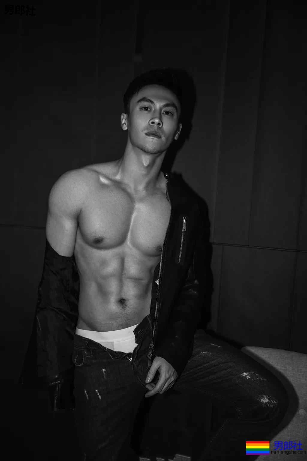 A爆筋肉小鋼炮一网打尽!“巧克力腹肌大赛”,堪称肉体盛宴! - 51虹马 A爆筋肉小鋼炮一网打尽!“巧克力腹肌大赛”,堪称肉体盛宴! - 51虹马