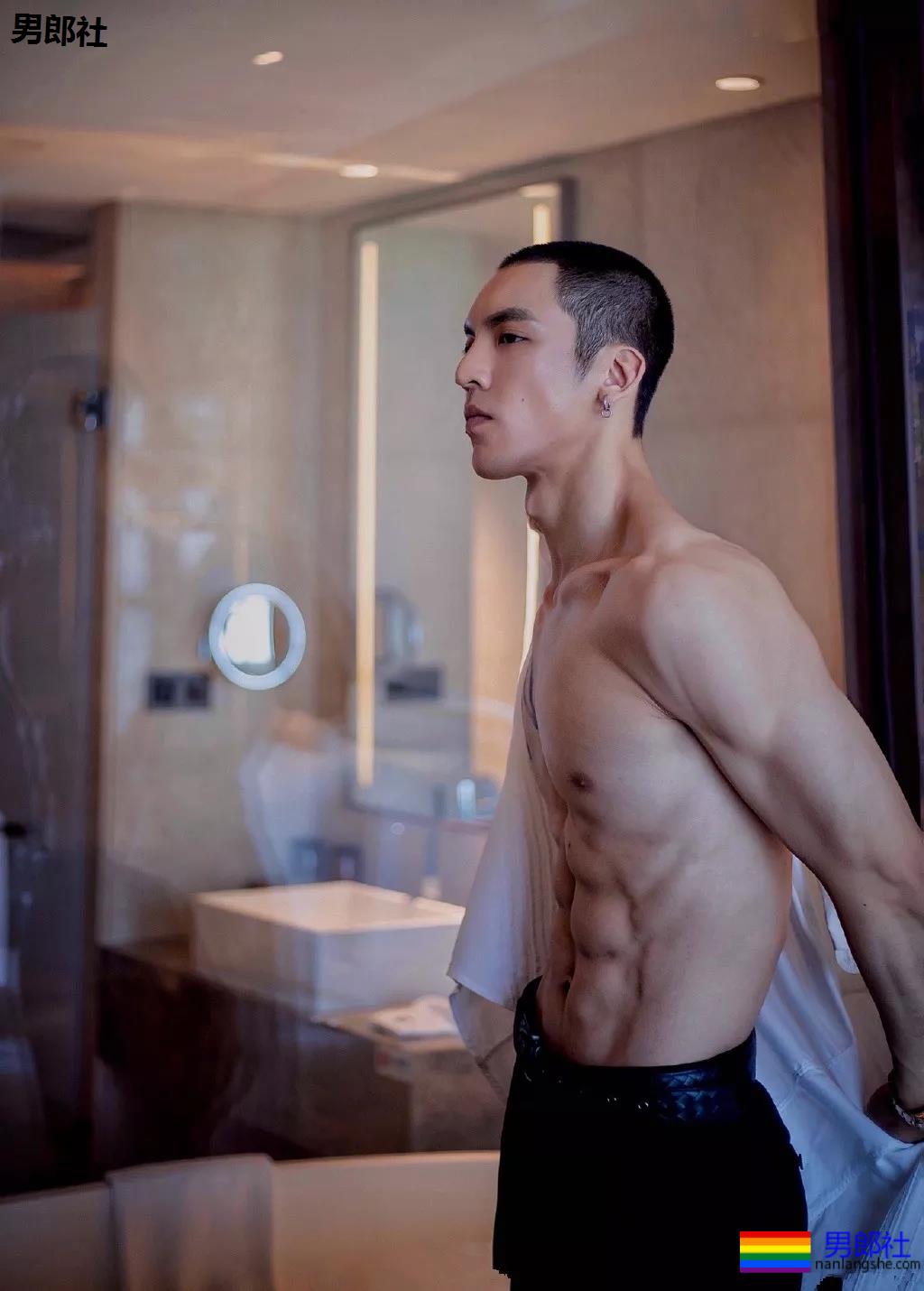 A爆筋肉小鋼炮一网打尽!“巧克力腹肌大赛”,堪称肉体盛宴! - 51虹马 A爆筋肉小鋼炮一网打尽!“巧克力腹肌大赛”,堪称肉体盛宴! - 51虹马