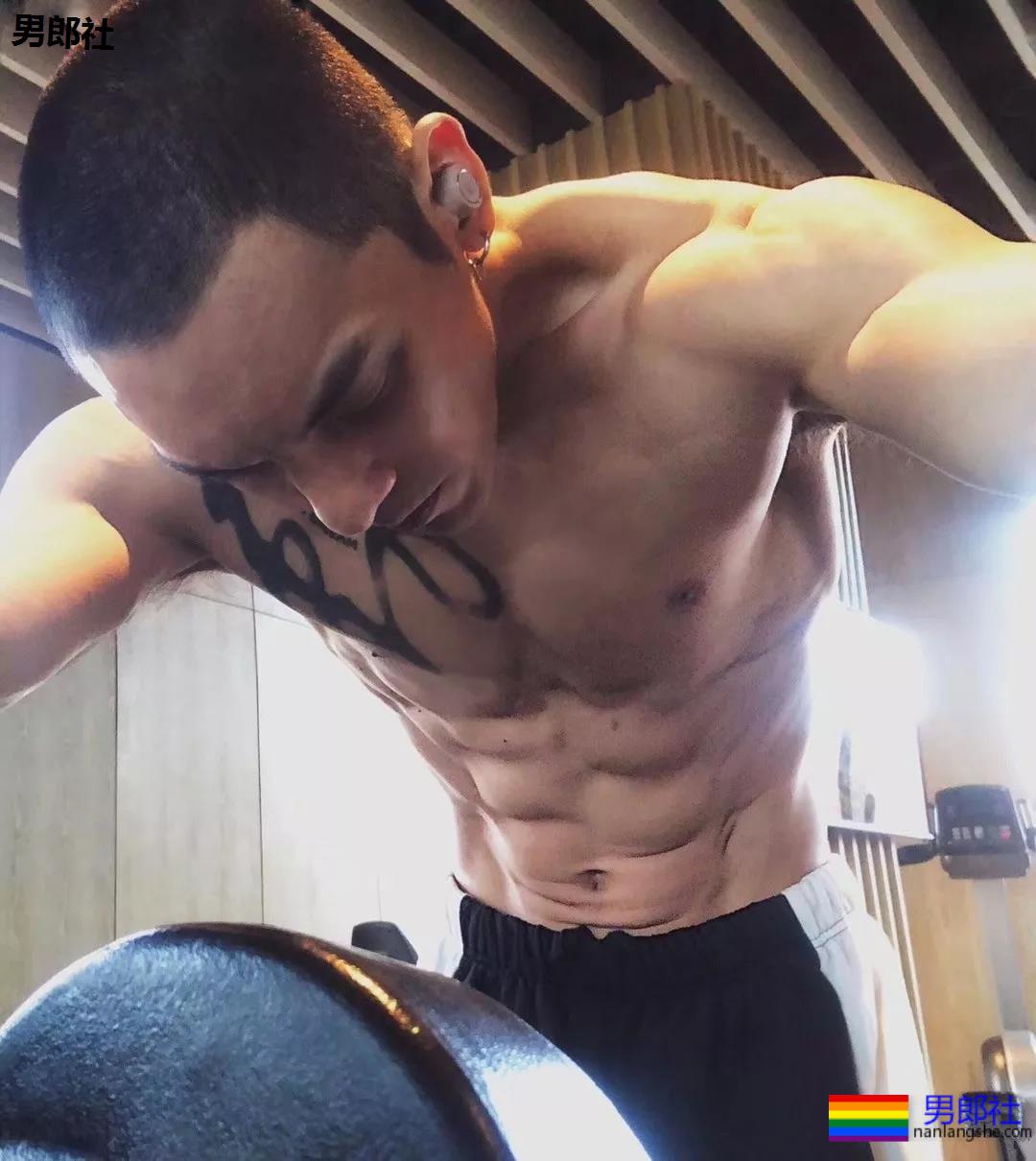 A爆筋肉小鋼炮一网打尽!“巧克力腹肌大赛”,堪称肉体盛宴! - 51虹马 A爆筋肉小鋼炮一网打尽!“巧克力腹肌大赛”,堪称肉体盛宴! - 51虹马