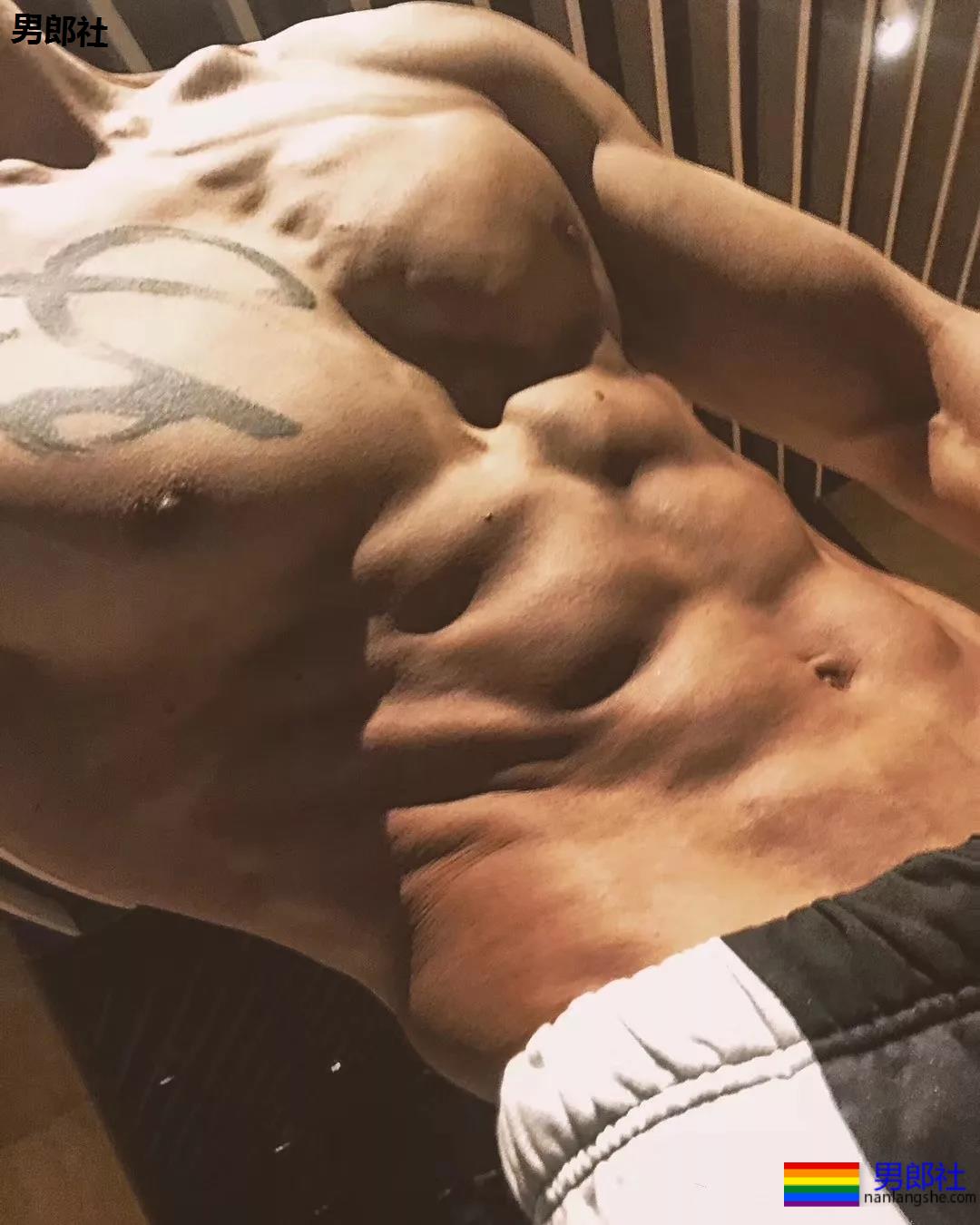 A爆筋肉小鋼炮一网打尽!“巧克力腹肌大赛”,堪称肉体盛宴! - 51虹马 A爆筋肉小鋼炮一网打尽!“巧克力腹肌大赛”,堪称肉体盛宴! - 51虹马