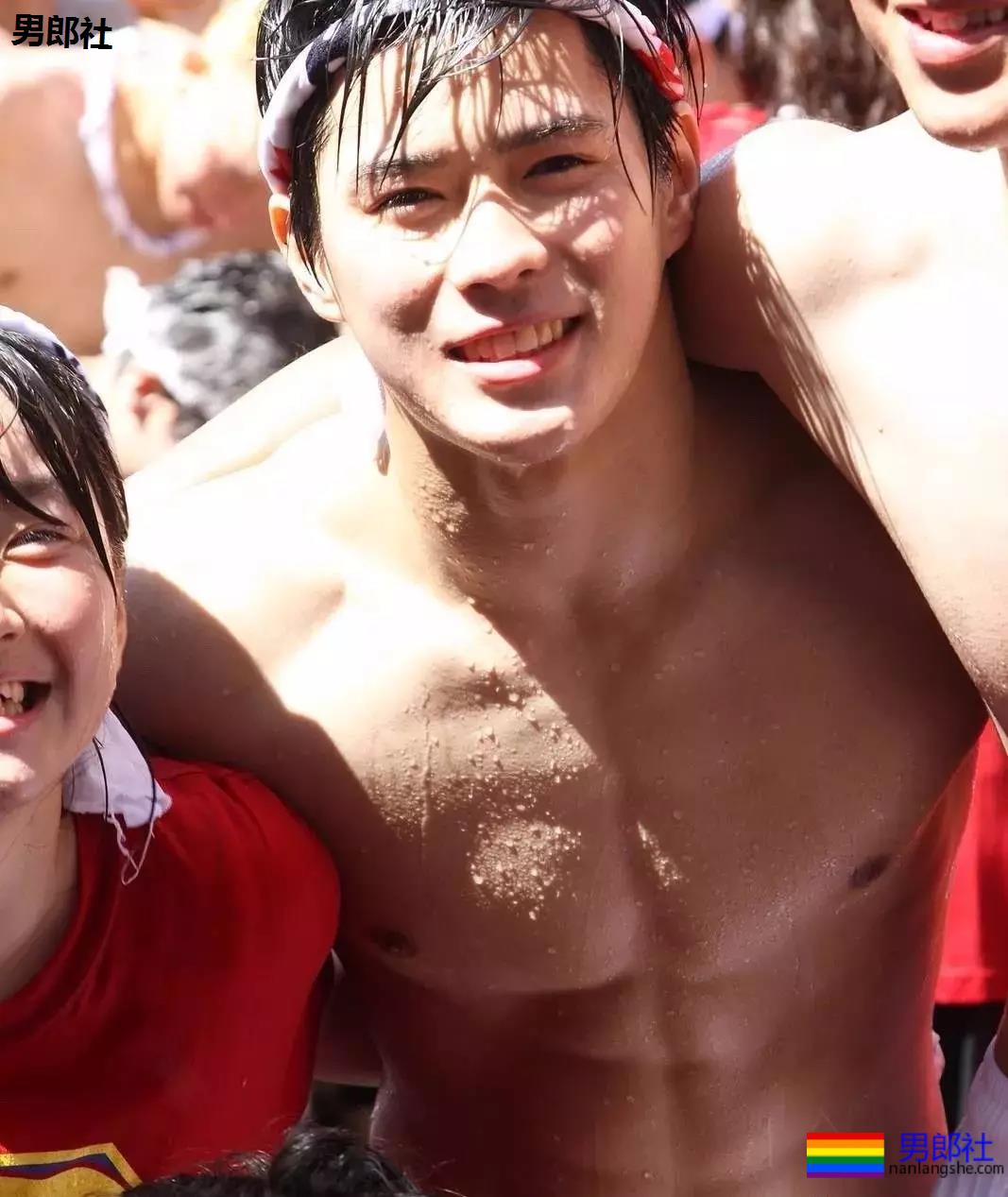 A爆筋肉小鋼炮一网打尽!“巧克力腹肌大赛”,堪称肉体盛宴! - 51虹马 A爆筋肉小鋼炮一网打尽!“巧克力腹肌大赛”,堪称肉体盛宴! - 51虹马