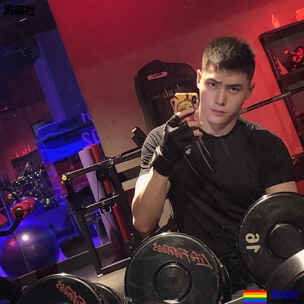 大长腿小狼狗脱衣拼实力！被摄影师宠爱的体育生小哥A爆了！ - 51虹马