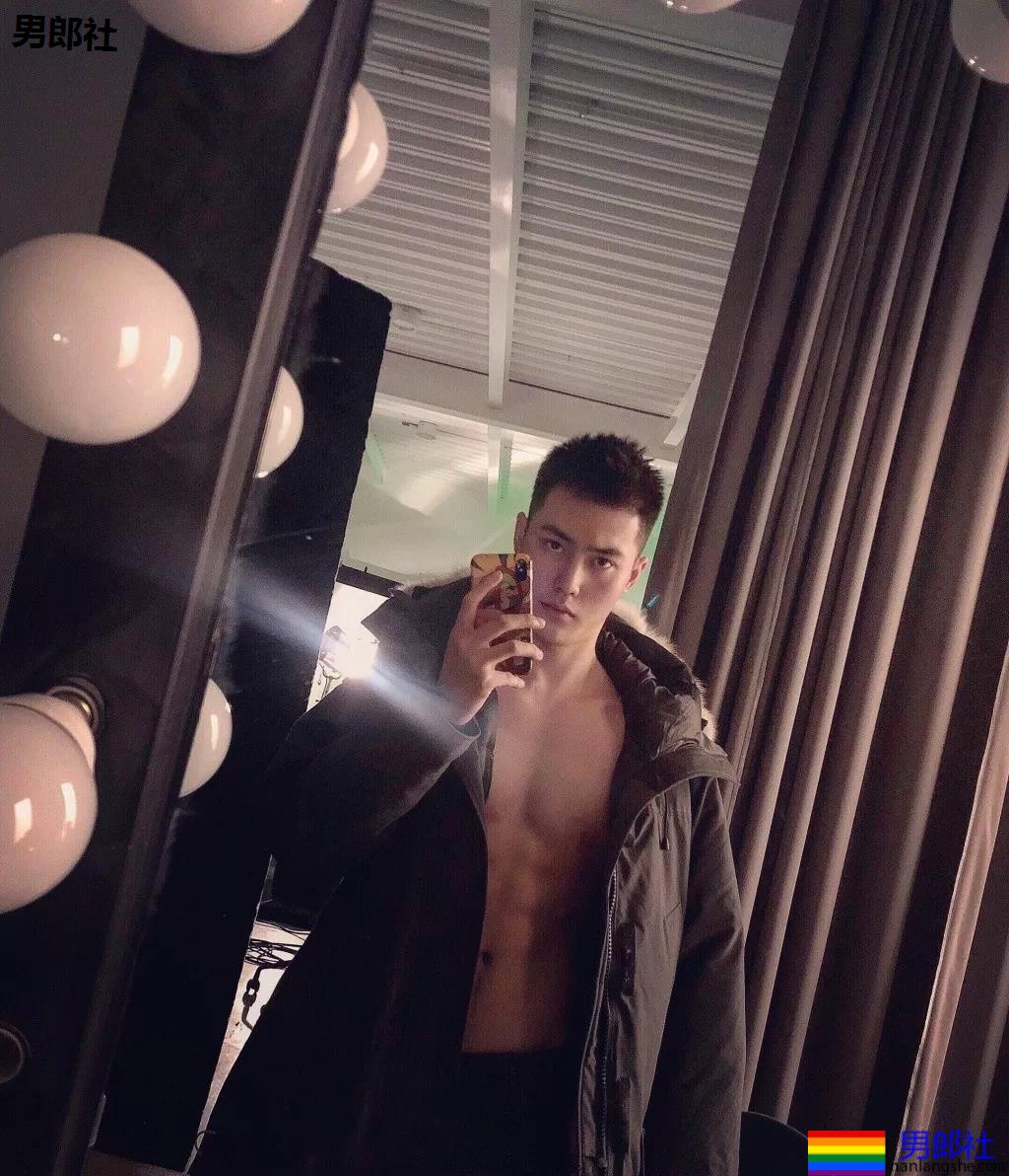 大长腿小狼狗脱衣拼实力！被摄影师宠爱的体育生小哥A爆了！ - 51虹马