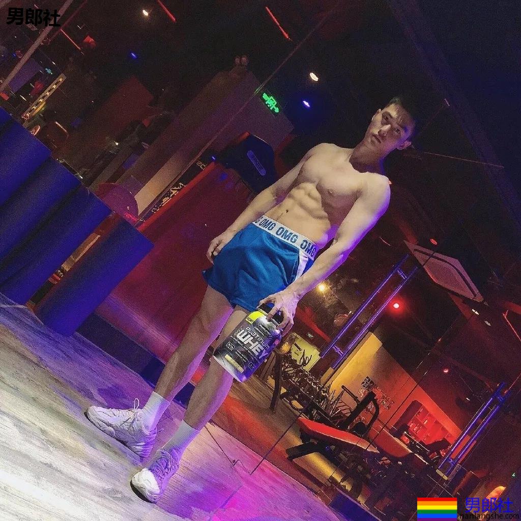 大长腿小狼狗脱衣拼实力！被摄影师宠爱的体育生小哥A爆了！ - 51虹马