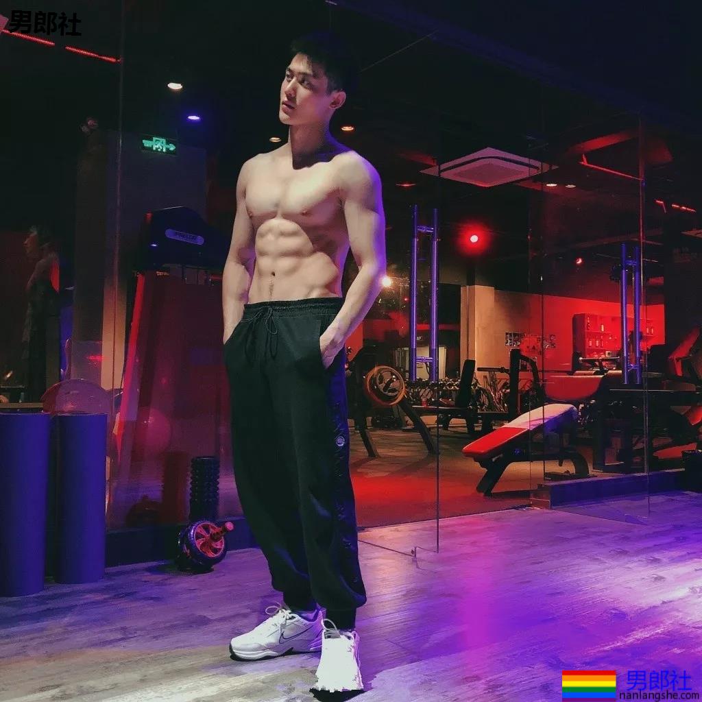 大长腿小狼狗脱衣拼实力！被摄影师宠爱的体育生小哥A爆了！ - 51虹马