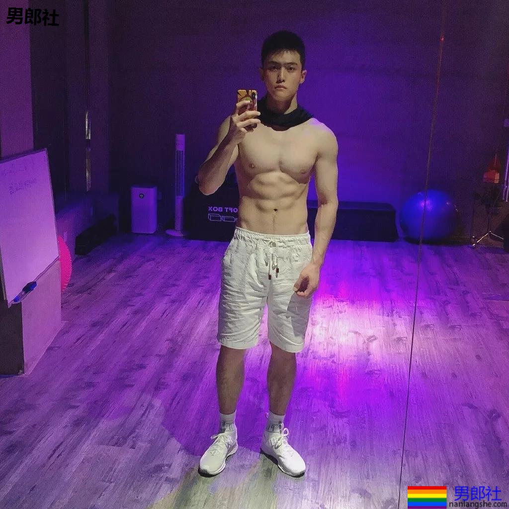 大长腿小狼狗脱衣拼实力！被摄影师宠爱的体育生小哥A爆了！ - 51虹马