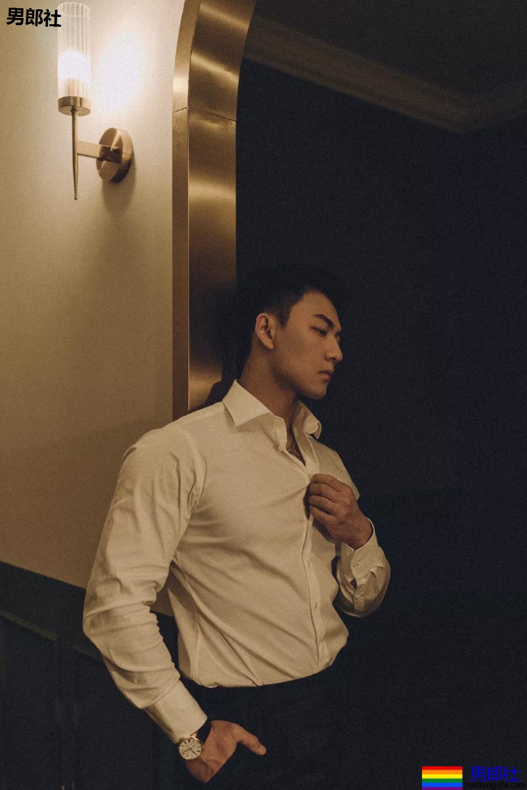 大长腿小狼狗脱衣拼实力！被摄影师宠爱的体育生小哥A爆了！ - 51虹马