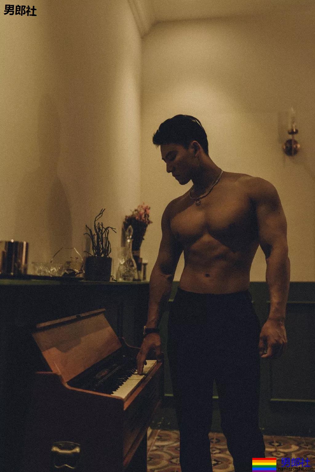 大长腿小狼狗脱衣拼实力！被摄影师宠爱的体育生小哥A爆了！ - 51虹马