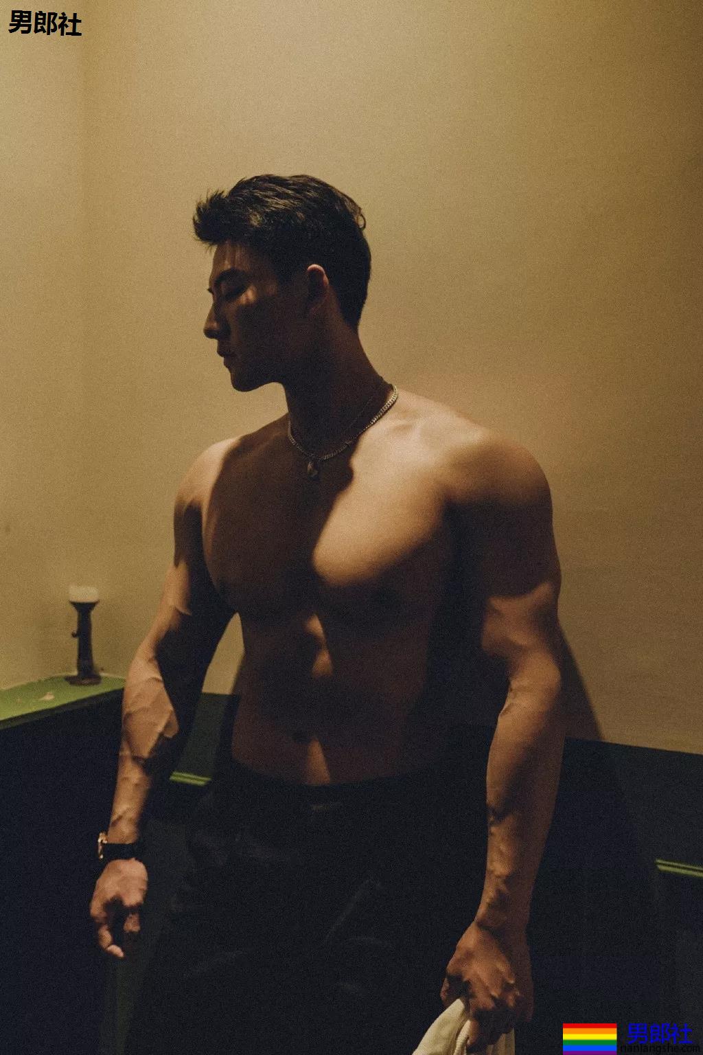 大长腿小狼狗脱衣拼实力！被摄影师宠爱的体育生小哥A爆了！ - 51虹马