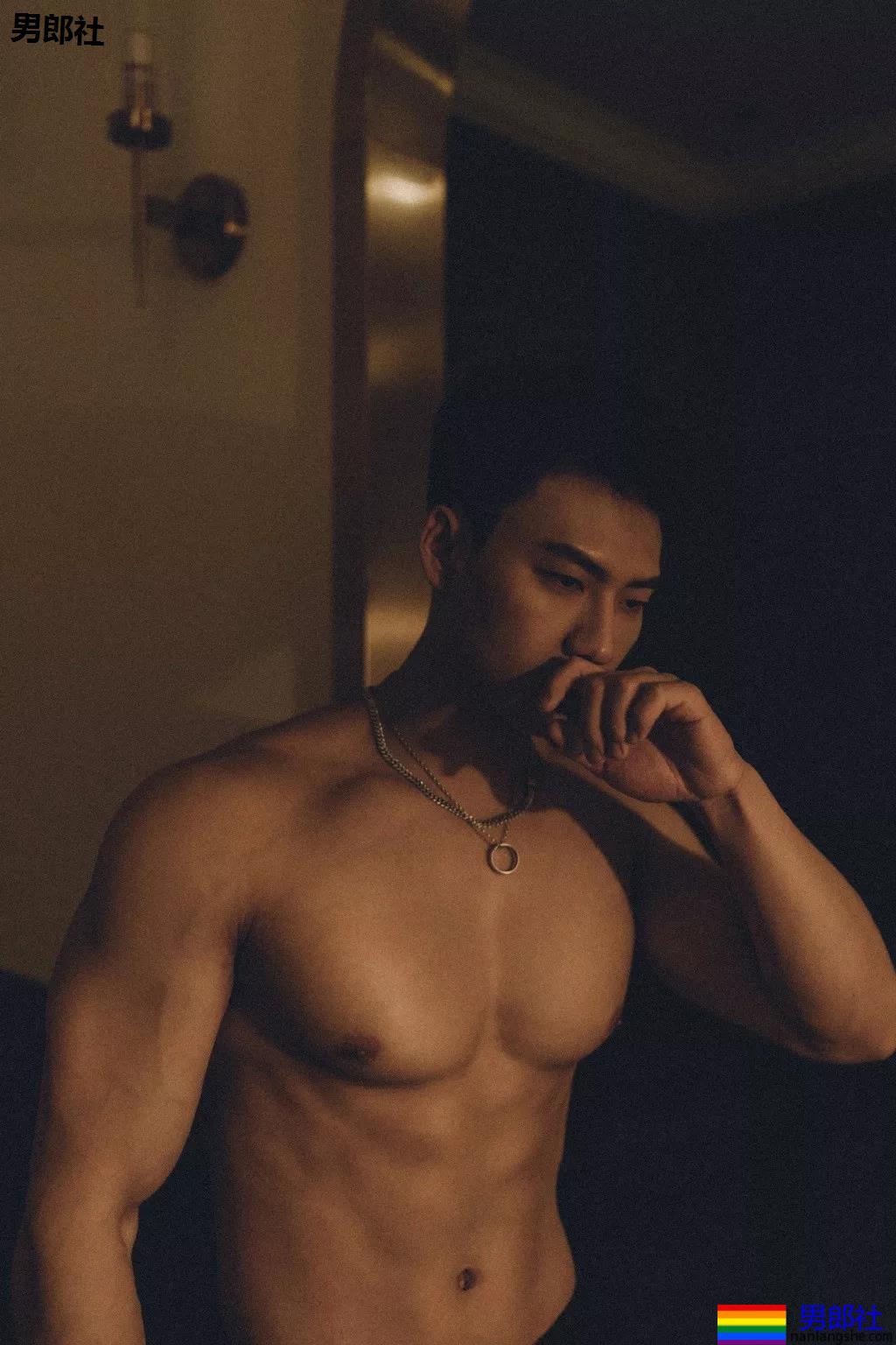 大长腿小狼狗脱衣拼实力！被摄影师宠爱的体育生小哥A爆了！ - 51虹马