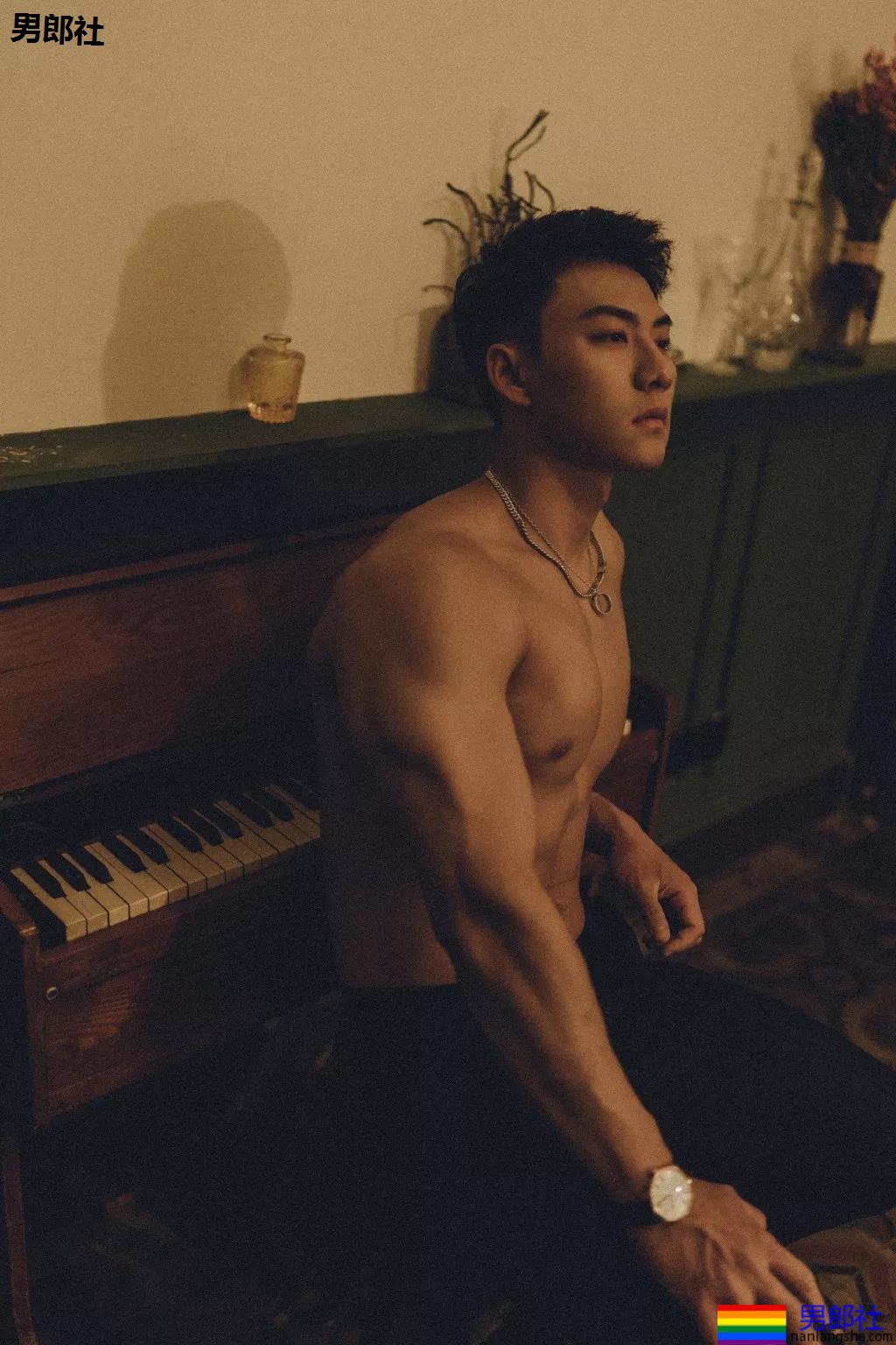 大长腿小狼狗脱衣拼实力！被摄影师宠爱的体育生小哥A爆了！ - 51虹马