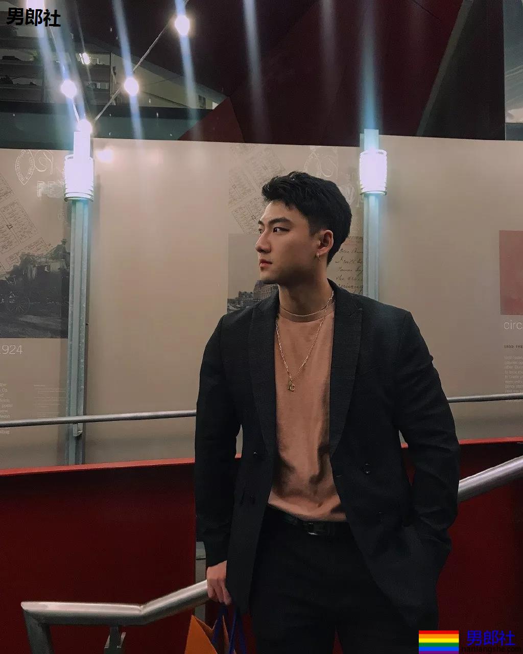 大长腿小狼狗脱衣拼实力！被摄影师宠爱的体育生小哥A爆了！ - 51虹马