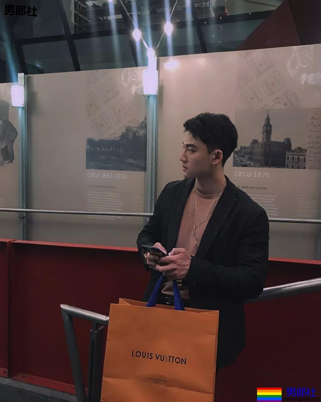 大长腿小狼狗脱衣拼实力！被摄影师宠爱的体育生小哥A爆了！ - 51虹马