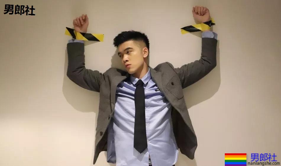 大长腿小狼狗脱衣拼实力！被摄影师宠爱的体育生小哥A爆了！ - 51虹马