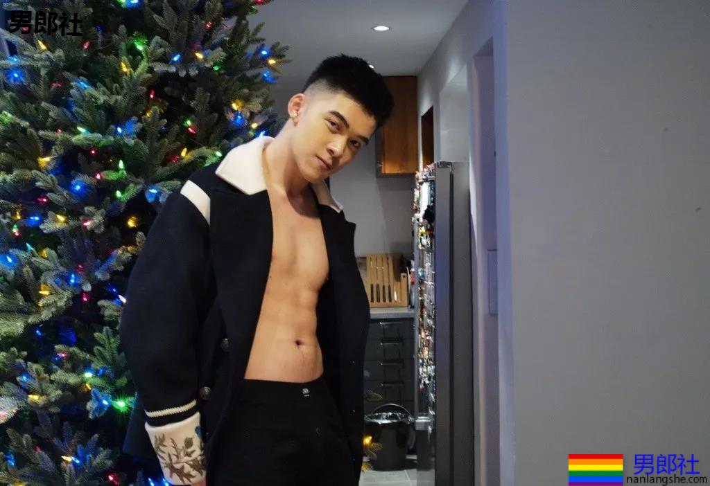 大长腿小狼狗脱衣拼实力！被摄影师宠爱的体育生小哥A爆了！ - 51虹马