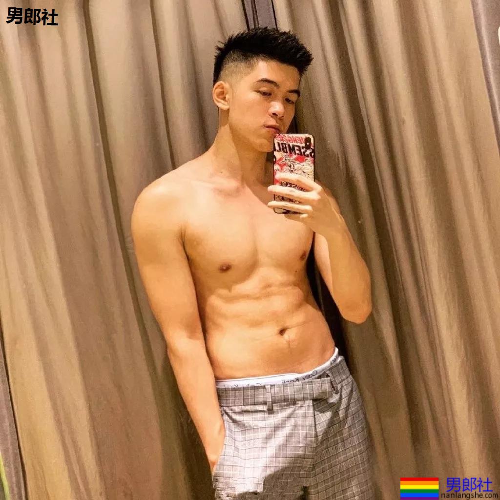 大长腿小狼狗脱衣拼实力！被摄影师宠爱的体育生小哥A爆了！ - 51虹马