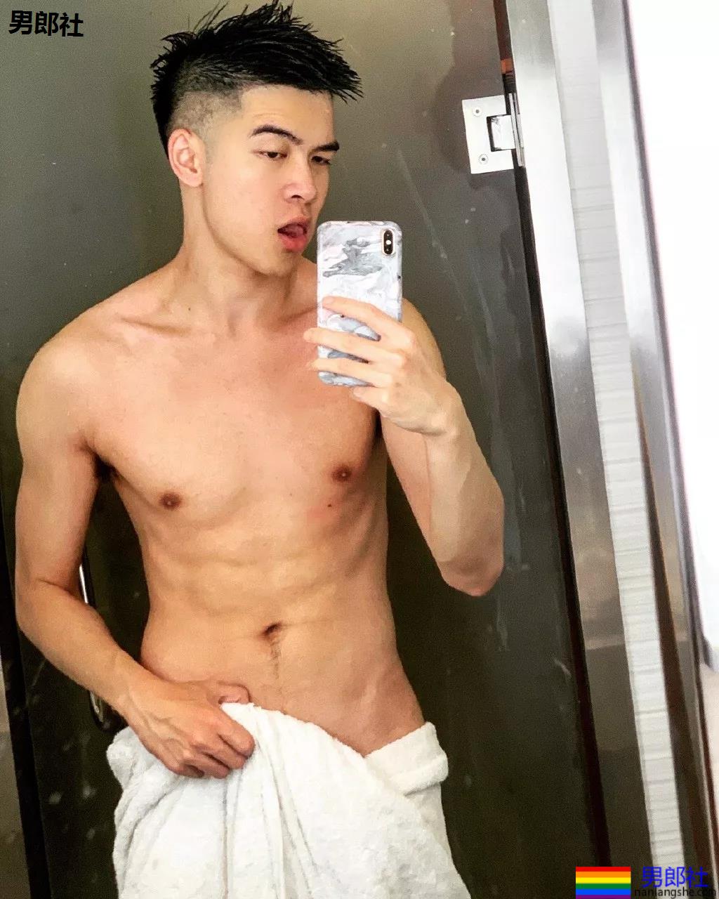 大长腿小狼狗脱衣拼实力！被摄影师宠爱的体育生小哥A爆了！ - 51虹马