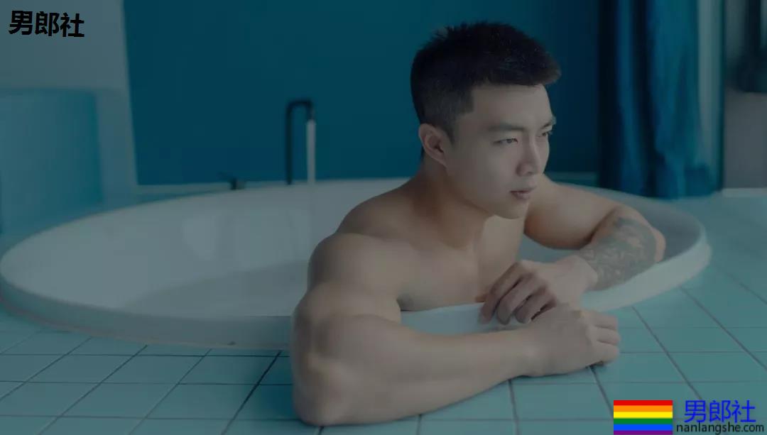 大长腿小狼狗脱衣拼实力！被摄影师宠爱的体育生小哥A爆了！ - 51虹马