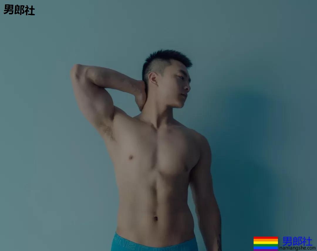 大长腿小狼狗脱衣拼实力！被摄影师宠爱的体育生小哥A爆了！ - 51虹马