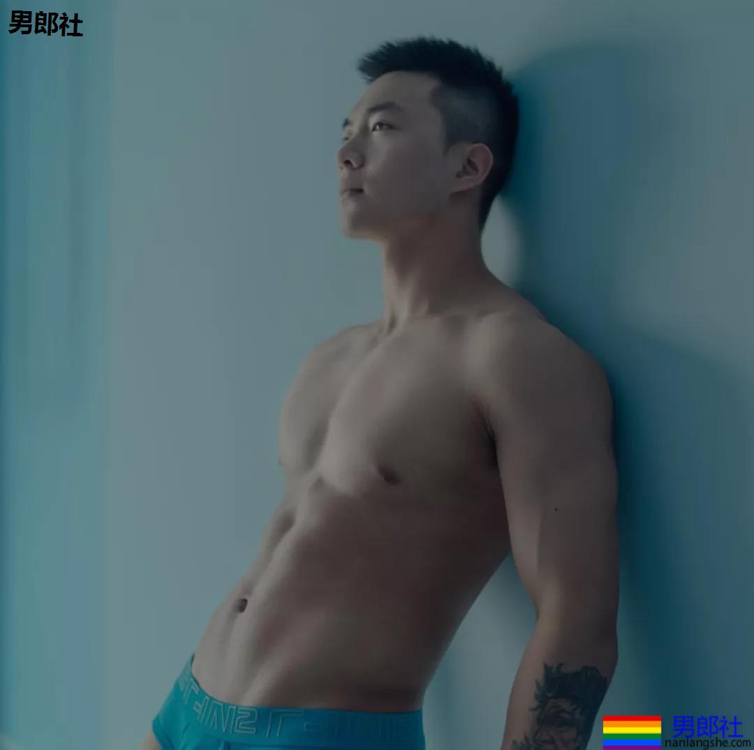 大长腿小狼狗脱衣拼实力！被摄影师宠爱的体育生小哥A爆了！ - 51虹马