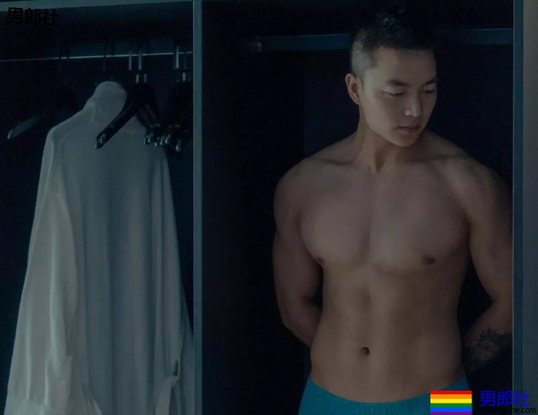 大长腿小狼狗脱衣拼实力！被摄影师宠爱的体育生小哥A爆了！ - 51虹马