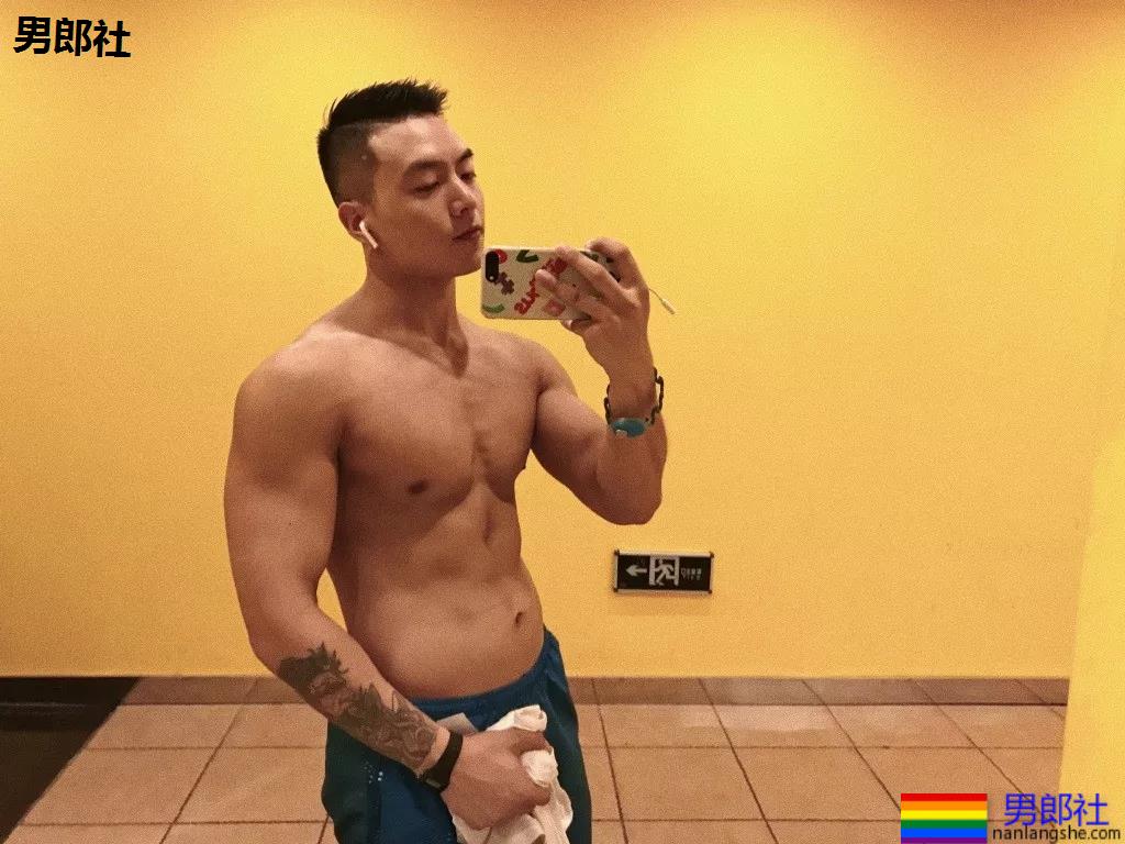 大长腿小狼狗脱衣拼实力！被摄影师宠爱的体育生小哥A爆了！ - 51虹马