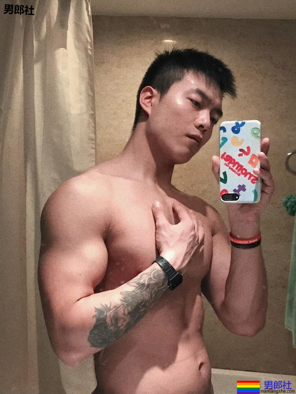 大长腿小狼狗脱衣拼实力！被摄影师宠爱的体育生小哥A爆了！ - 51虹马