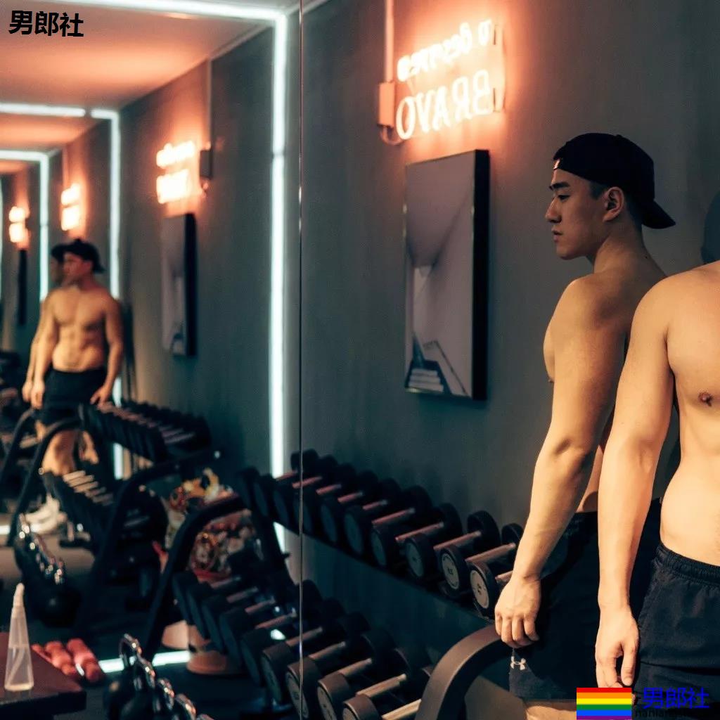 大长腿小狼狗脱衣拼实力！被摄影师宠爱的体育生小哥A爆了！ - 51虹马