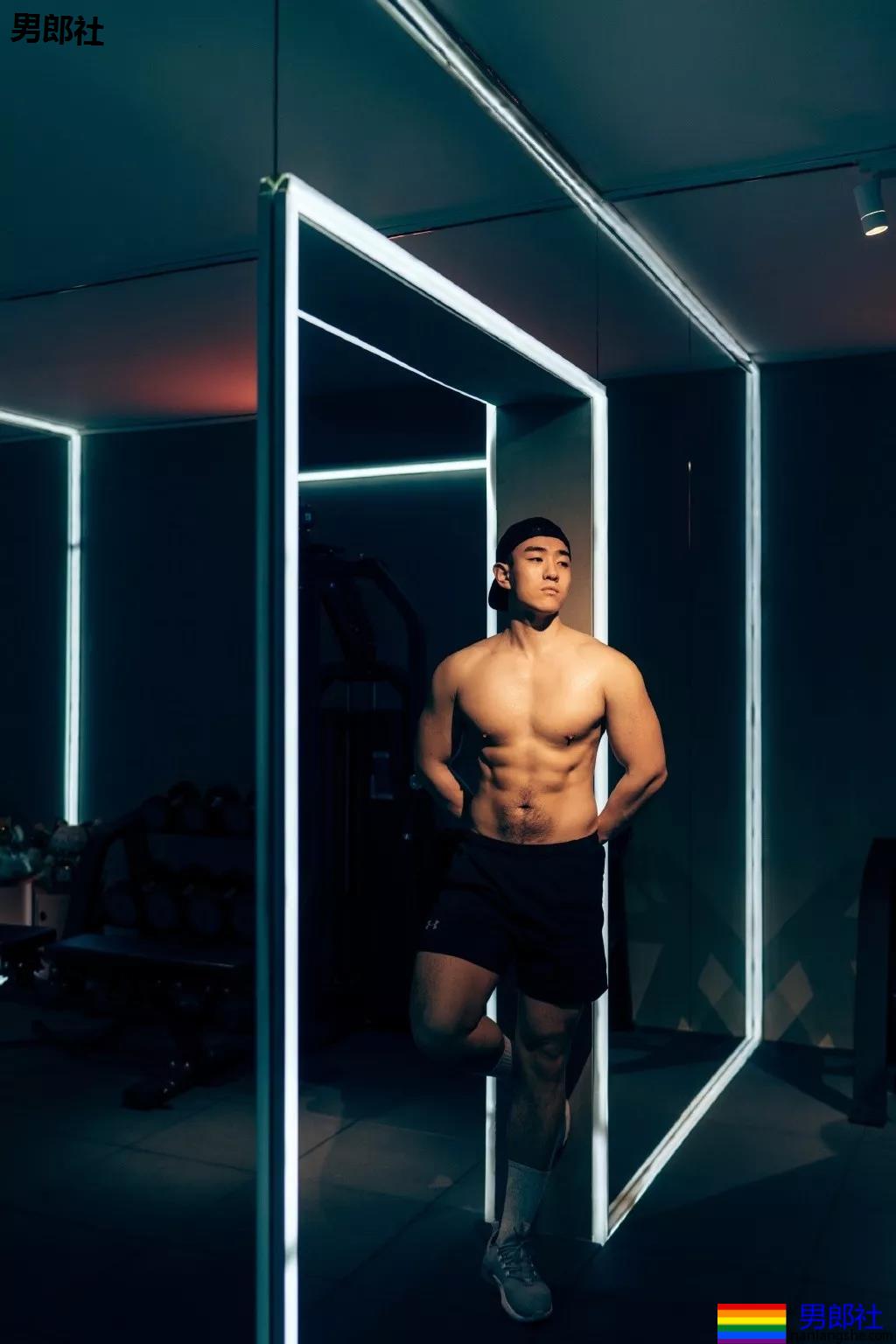 大长腿小狼狗脱衣拼实力！被摄影师宠爱的体育生小哥A爆了！ - 51虹马